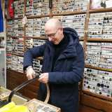 A questo punto interviene il 44enne figlio Fabio, che affianca il padre nel negozio. �Per andare avanti � stato necessario rimanere al passo con i tempi � afferma -. Da 3 anni vendiamo su Ebay e Amazon e spediamo in tutto il mondo, specie per� nel Nord Italia, l� dove le mercerie sono ormai praticamente introvabili�